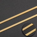 Set di due collane a catena piatta a serpente dorata in diverse larghezze su sfondo nero - Catena a Serpente Piatta in Oro / 45cm+5cm