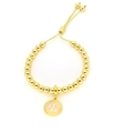 Détail du bracelet perles dorées avec pendentif lettre J et texture marbre - Lettre J