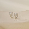 Gros plan boucles d'oreilles goutte argent avec dimensions 1,7cm hauteur et 0,9cm largeur - Une Paire / Or Blanc (P31496bkb)