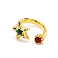 Detalle de anillo de estrella dorada con gema verde y acentos de piedra roja - Abierto Ajustable / Dorado Color mixto Circonita Estilo 1