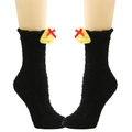 Detail von flauschigen schwarzen Thermosocken mit gelber Glocke und roter Schleife - Glocke / Schwarz