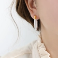 Pendientes elegantes en forma de U de acero de titanio con esmalte blanco y oro - Blanco