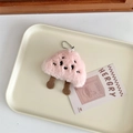 Dettaglio del ciondolo a nuvola in peluche rosa con ricamo e catena a sfere d'argento - Rosa