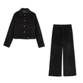 Detail der schwarzen Cord-Struktur an der kurzen Jacke und der weiten Hose im Set - XS / Set / Schwarz