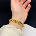 Bracciale a catena cubana dorata lucida per uomo e donna su un polso con polsino bianco - Braccialetto (5219) / Oro