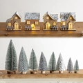 Casette di legno luminose e mini alberi di Natale in sisal con ornamenti effetto neve - Set 8 Alberi + 4 Casette in Legno Innevate