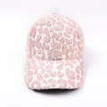 Dettaglio cappello baseball leopardato rosa con trama in morbido pile e tessuto caldo - Leopardo Rosa