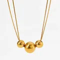 Minimalistische goldene Kette mit drei Kugeln, Schlangenkette und poliertem Finish - Drei-Perlen-Anhänger-Stil (KDD872) / Gold
