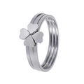 Anillo de acero inoxidable plateado de varias capas con trébol sobre fondo blanco - US 5 / Color Acero