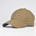Dettaglio del berretto da baseball a quadri verdi e rossi con tessuto twill pregiato - Verde Rosso Giallo a Quadri (02)