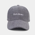 Detalle de gorra de béisbol de pana gris con bordado baba blanco y estructura de seis paneles - Ajustable / Gris