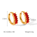 Detailansicht der goldenen Creolen mit roten rechteckigen Zirkon-Inlays und Maßen - Rote Rechteckige Zirkonia Creolen (HC-E10611-RD)