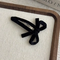 Dettaglio di un fermaglio per capelli a fiocco in velluto nero su vassoio in legno - Nero