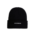 Dettaglio del ricamo bianco NOT INTERESTED su un berretto nero in maglia - M (56-58cm) / Nero