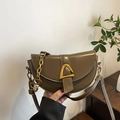 Bolso de montura en cuero marrón con hebilla dorada y correa de cadena decorativa - verde oscuro