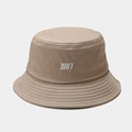 Dettaglio del cappello pescatore in tela kaki con ricamo 1987 bianco e falda cucita - M (56-58cm) / Cachi