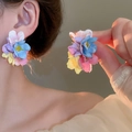 Gros plan de boucles d'oreilles fleurs 3D multicolores en tissu portées par un mannequin - 23# Grandes Fleurs Multicolores (WE2593)