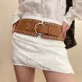 Détail d'une ceinture large en cuir marron avec rivets argentés et boucle ronde en métal - 74# Marron Foncé Géométrique Rivet Anneau