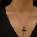 Collana con ciondolo a pugnale in argento stile gotico e cristallo scintillante - Collana Spada Nero e Argento (S541)