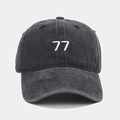 Nahaufnahme der weißen 77-Stickerei auf einer gewaschenen grauen Vintage-Baseballkappe - Schwarz