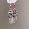 Détail des boucles d'oreilles ethniques en argent avec cristaux colorés et glands - Crochet d'oreille Gland coloré goutte d'eau
