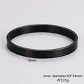 Dettaglio macro del bracciale ovale nero opaco con larghezza 8mm e diametro - Modello Da Uomo (Larghezza 8 mm) / Nero