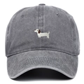 Détail de la broderie teckel sur une casquette de baseball en coton gris foncé lavé - Taille unique / Gris