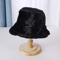 Schwarzer Angora-Fischerhut aus Kunstpelz für Damen auf einem Holzhutständer - 56-58cm / Schwarz
