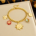 Dettaglio di ciondoli dorati a forma di sole e stella con perline colorate su un bracciale - Bracciale con Ciondoli Multipli (B1809)