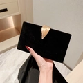 Elegante bolso de mano de terciopelo negro con hebilla metálica de pluma dorada y una cadena - Negro