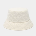 Gros plan sur le motif matelassé en forme de cœur du chapeau bob en velours crème - Blanc