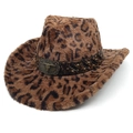 Dettaglio del cappello da cowboy in ecopelliccia leopardata con fibbia a testa di toro - M (56-58cm) / Corona a Cuore Marrone Scuro