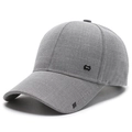 Minimalistische graue Baseballkappe mit FINESET-Logo und seitlichem Silikon-Tag - Verstellbar / Hellgrau