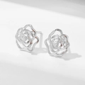 Orecchini a perno a rosa d'argento con zircone su sfondo bianco minimalista - Argento 925 / Argento
