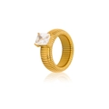 Vista macro de un anillo dorado estriado con una piedra preciosa cuadrada transparente - Talla 6 / Anillo blanco