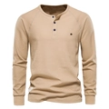 Dettaglio della maglia Henley kaki in tessuto a nido d'ape con tre bottoni - S / Cachi
