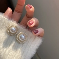 Eleganti orecchini a clip dorati con trama a corda e perla centrale dal design vintage - Perno in Argento Orecchini a Bottone a Cerchio con Perle