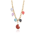 Goldene Gliederkette mit bunten Totenkopf-Anhängern und roter Schnecke auf weißem Grund - Bunter Totenkopf Muschel Kette Stil (Style 2)