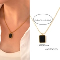 Minimalistische goldene Kugelkette mit schwarzem rechteckigem Anhänger und Maßen - Schwarze Platte Anhänger