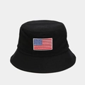 Detail der USA-Flaggenstickerei auf schwarzem Baumwoll-Anglerhut mit Nähten - M (56-58cm) / Schwarz