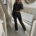 Zwarte Y2K-set voor dames met crop top met lange mouwen en uitlopende broek met hoge taille - S / Zwart