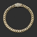 Detailopname van 14K gouden Cubaanse ketting met een met diamant bezette logo sluiting - 6mm / 7 inch (17.78cm) / Goud