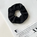 Chouchou en maille noire élégant avec texture en laine douce sur un magazine chic - Tricoté ondulé / Noir