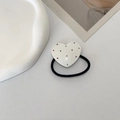 Detalle de un coletero blanco en forma de corazón con lunares de colores y banda negra - Goma de pelo de corazón con diamantes de imitación / Blanco
