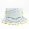 Dettaglio cappello pescatore denim azzurro con bordi sfrangiati gialli e strappi retrò - Giallo