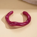Detalle del brazalete de acrílico irregular con textura de mármol y resina de color burdeos - Rosa Rojo