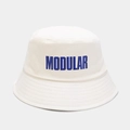 Dettaglio di un cappello da pescatore in tela bianca con scritta MODULAR blu e tesa trapuntata - M（56-58cm） / Beige