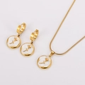 Elegante conjunto de joyas de acero inoxidable dorado con colgante de rosa y concha blanca - Concha Blanca