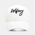 Dettaglio del ricamo Wifey su un cappello bianco in cotone con cuciture pulite - Regolabile / Wifey Bianco
