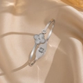 Silbernes Kleeblatt Armreif mit Strass auf champagner Seide, eleganter Titanstahl Schmuck - Zirkonia-Klee-Stil (128 Stahlfarbe) / Silber